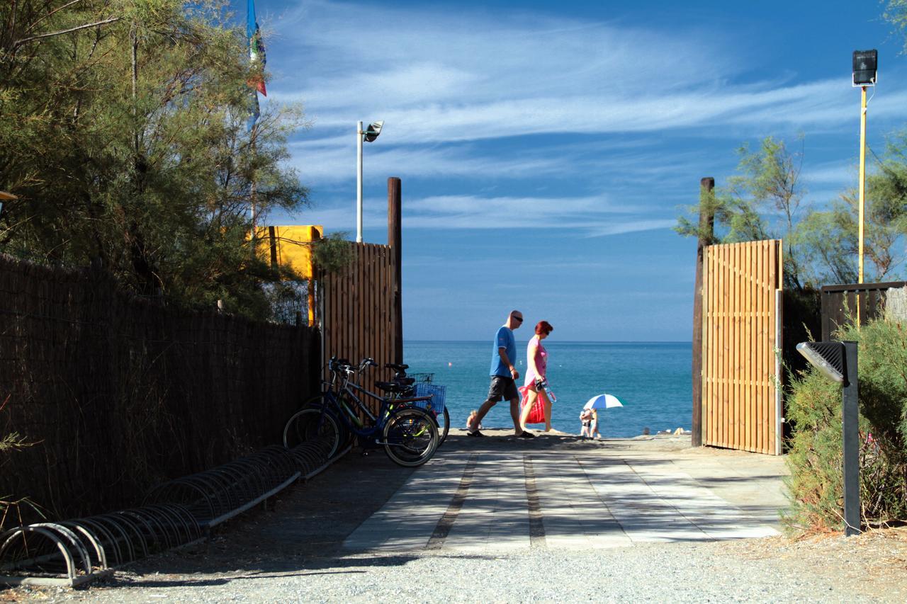 Camping Casa Di Caccia Marina Di Bibbona Bagian luar foto